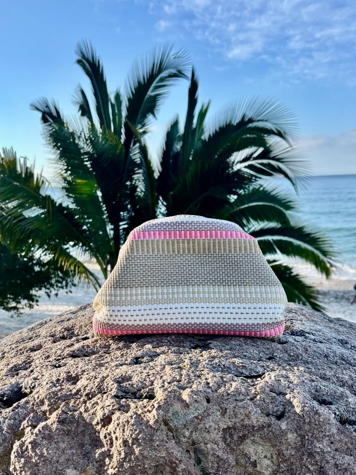 JOANSiE Oyster Clutch