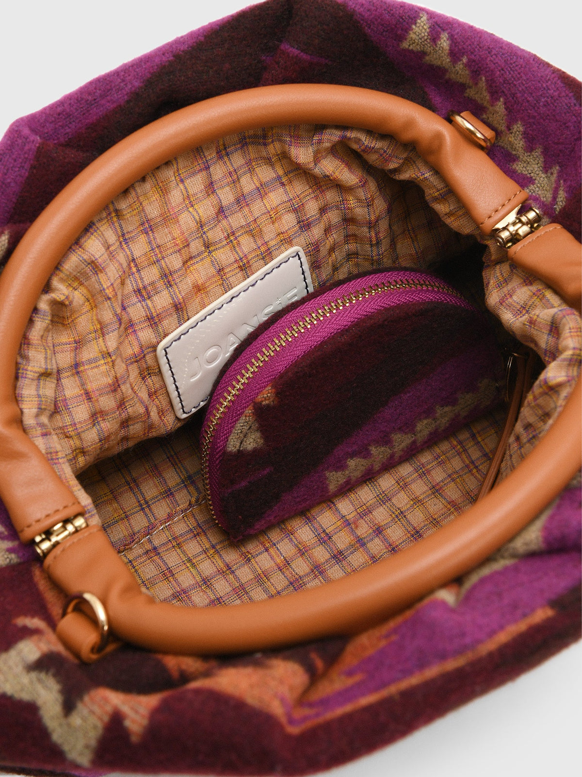 JOANSiE Oyster Clutch