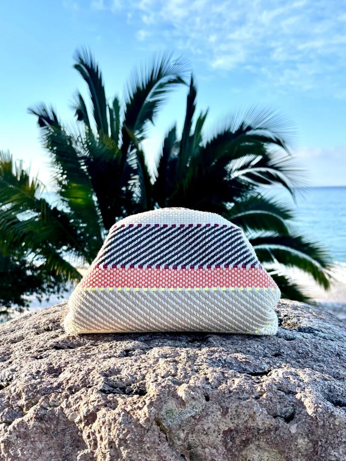 JOANSiE Oyster Clutch