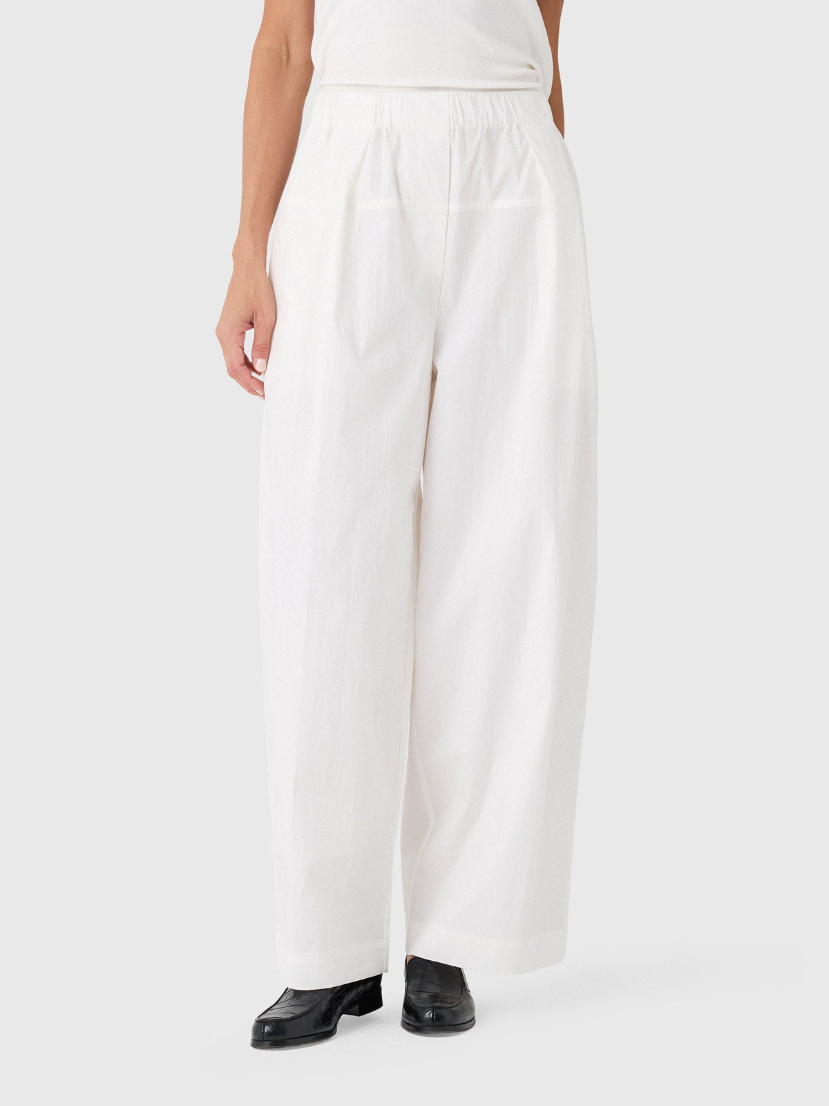 St. Agni Women's Relaxed Pleat Pant