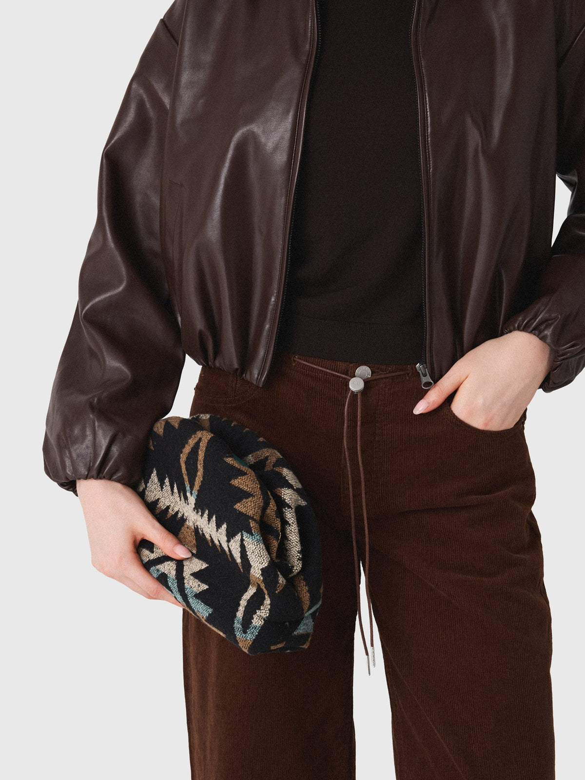 JOANSiE Oyster Clutch